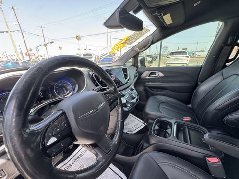 Used 2019 Chrysler Pacifica Touring-L w/ S Appearance Package FWD image 23