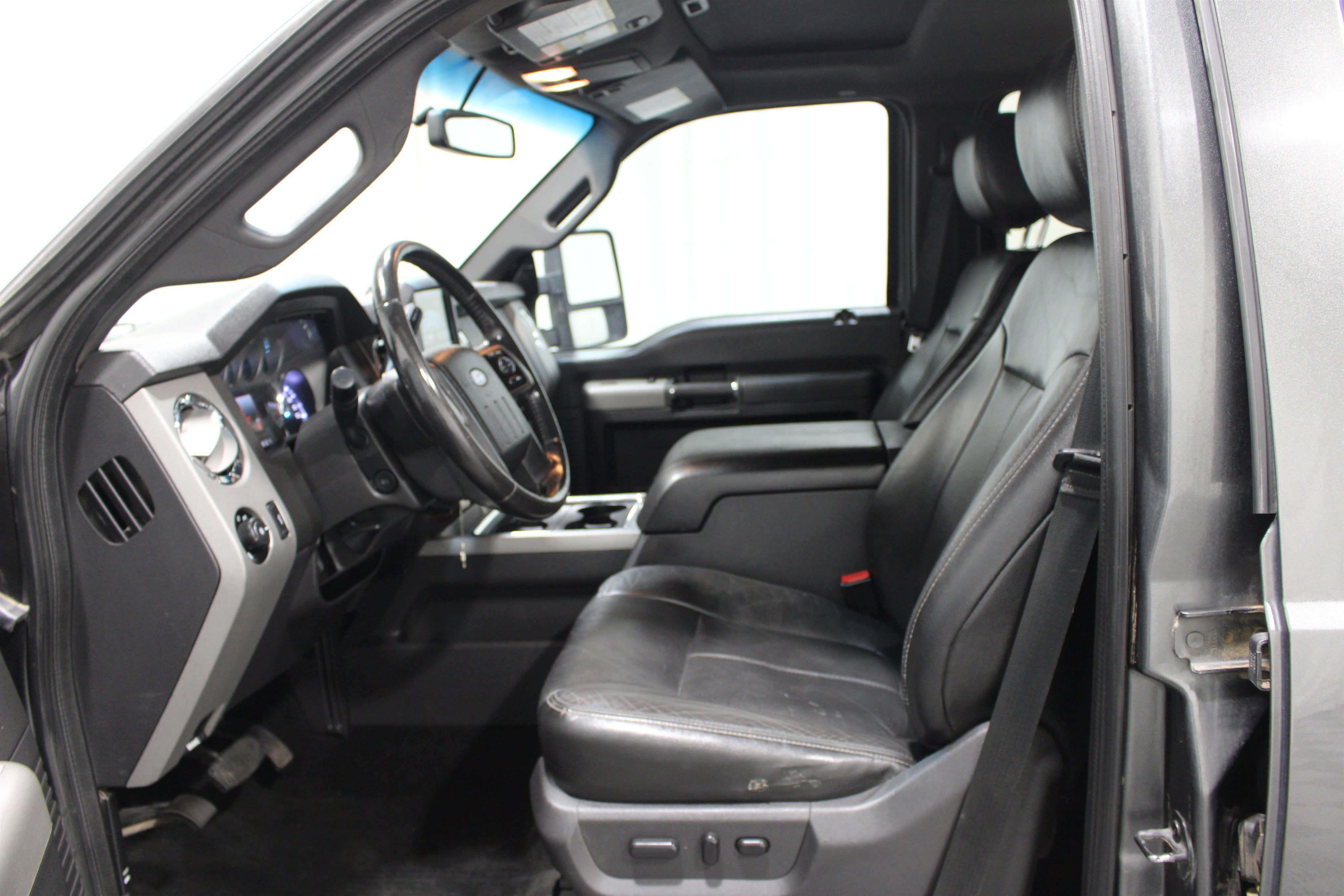 Used 2016 Ford F350 Lariat w/ Lariat Ultimate Package AWD/4WD image 3