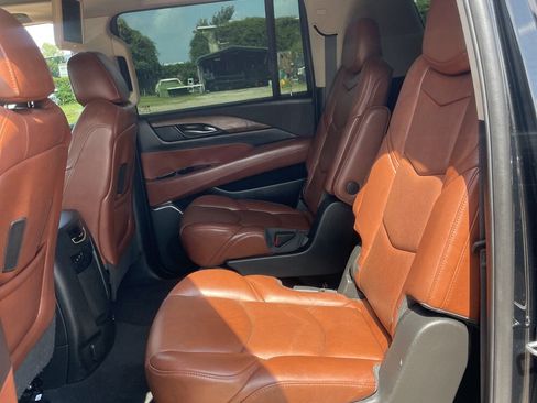 Used 2018 Cadillac Escalade ESV Luxury RWD image 9