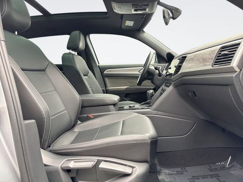 Used 2022 Volkswagen Atlas Cross Sport SE image 17