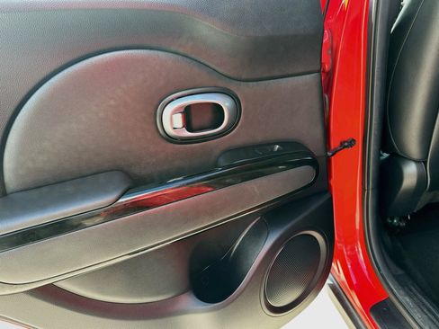 Used 2016 Kia Soul ! FWD image 24