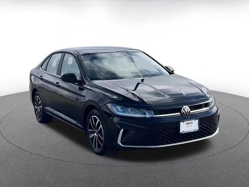 Used 2025 Volkswagen Jetta SE image 3