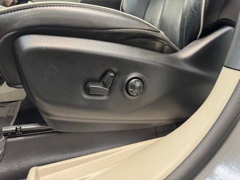 Used 2023 Chrysler Pacifica Limited FWD image 14
