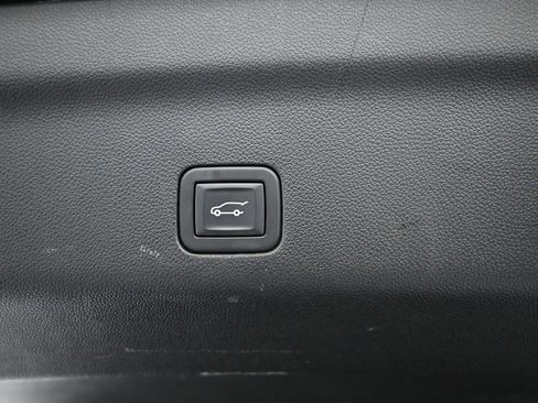 Used 2023 Chevrolet Suburban Z71 w/ Luxury Package image 17