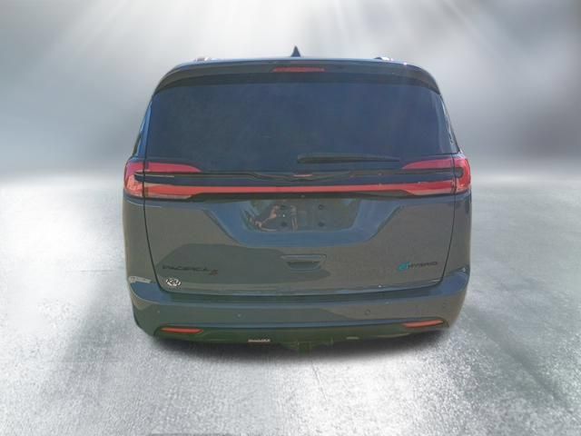 Used 2021 Chrysler Pacifica Limited w/ Uconnect Theater Family Group FWD image 4