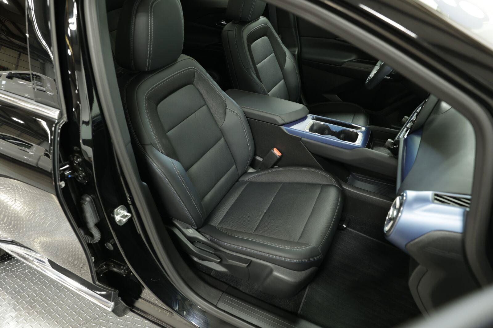 Certified 2025 Chevrolet Equinox EV LT w/ Convenience Package FWD image 22