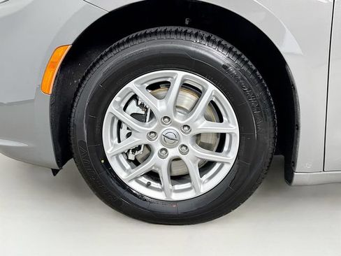 Used 2022 Chrysler Pacifica Touring-L FWD image 31