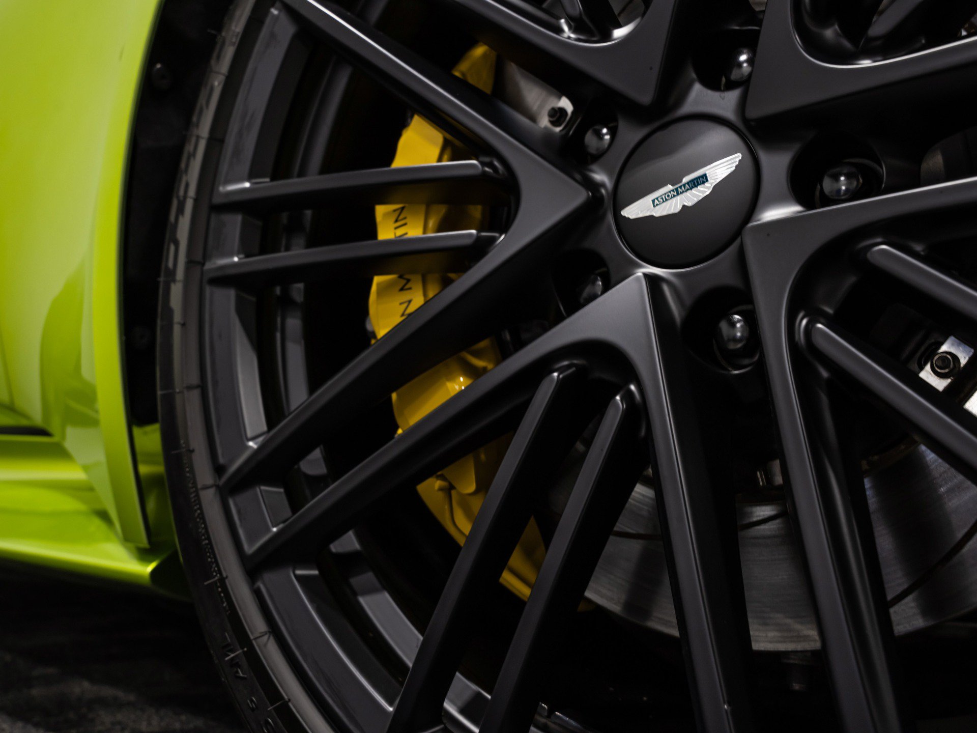 Used 2024 Aston Martin DB12 Coupe RWD image 18