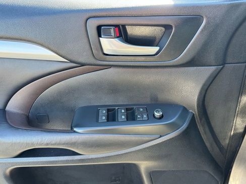 Used 2018 Toyota Highlander XLE image 12