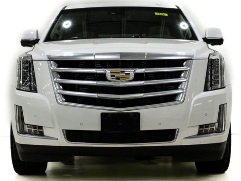 Used 2017 Cadillac Escalade Luxury image 2