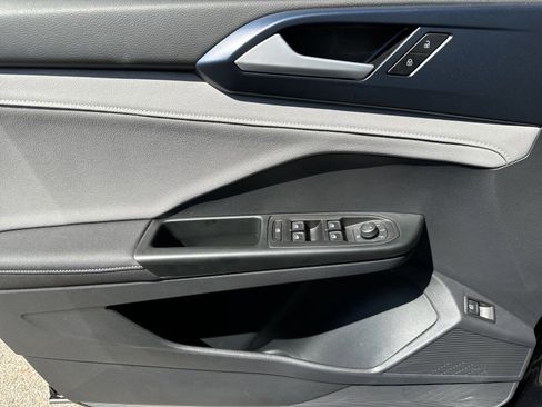 Used 2024 Volkswagen Taos SE image 9