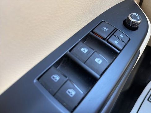 Used 2017 Toyota Highlander XLE image 24