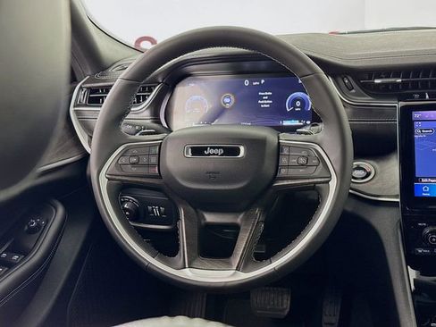 Used 2025 Jeep Grand Cherokee Limited image 11