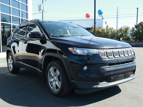 Used 2022 Jeep Compass Latitude image 3