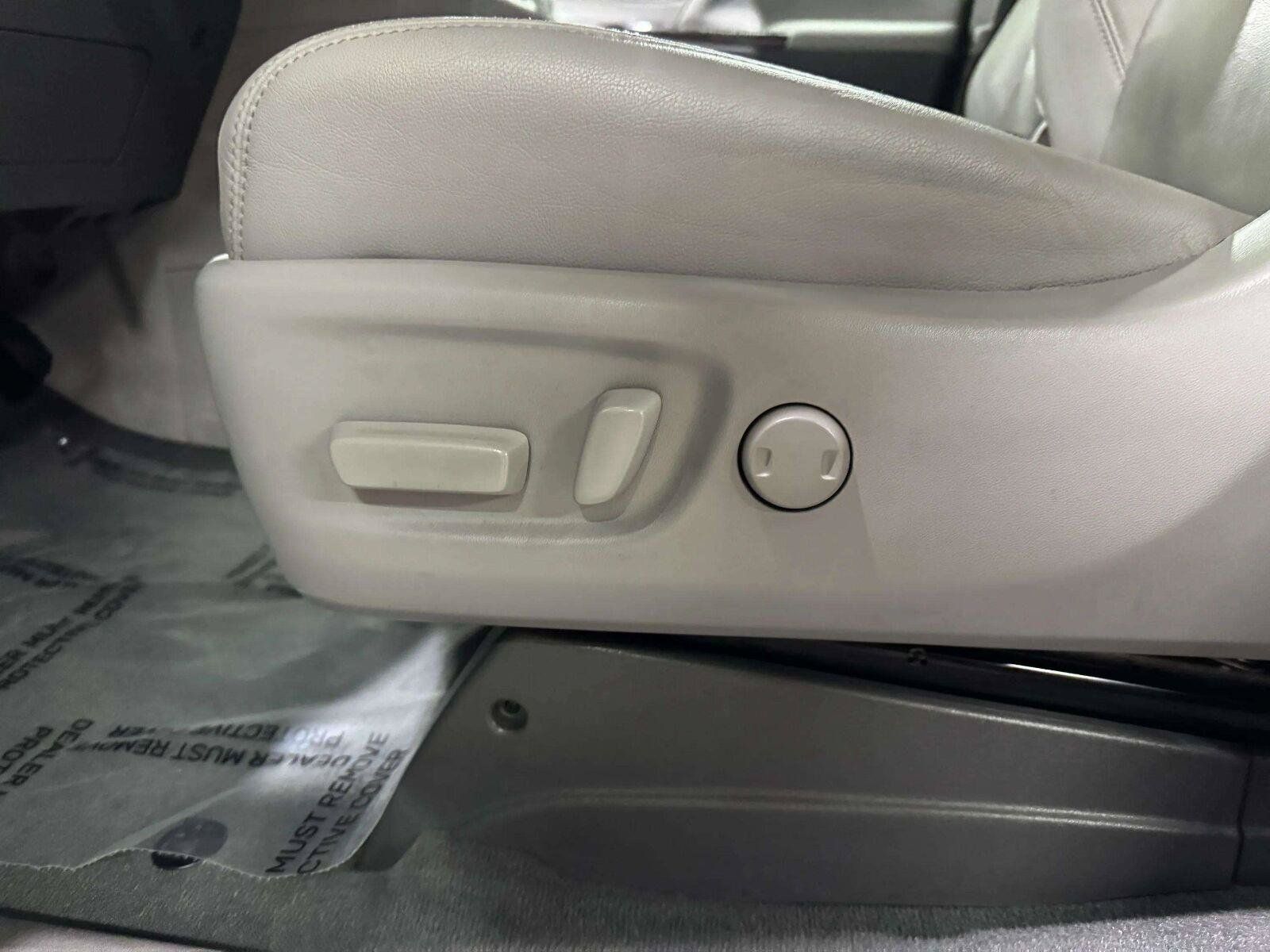 Used 2020 Toyota Sienna XLE Premium FWD image 25