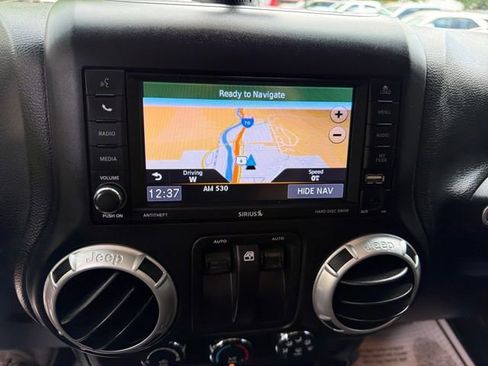 Used 2018 Jeep Wrangler Sahara w/ Connectivity Group AWD/4WD image 22