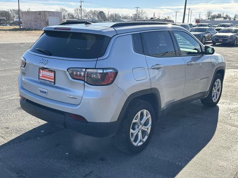 Used 2024 Jeep Compass Latitude image 6