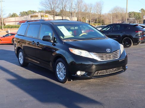 Used 2011 Toyota Sienna XLE image 15