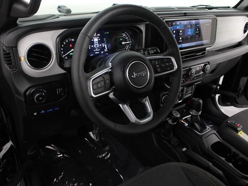 Used 2025 Jeep Wrangler Unlimited Sahara AWD/4WD image 8