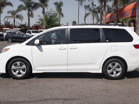 Used 2019 Toyota Sienna LE image 5