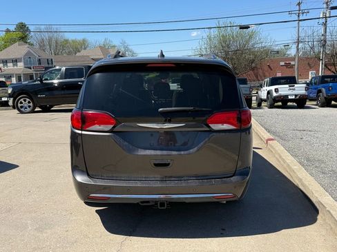 Used 2017 Chrysler Pacifica Limited image 7