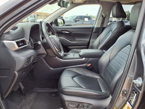 Used 2023 Toyota Highlander XLE FWD image 16