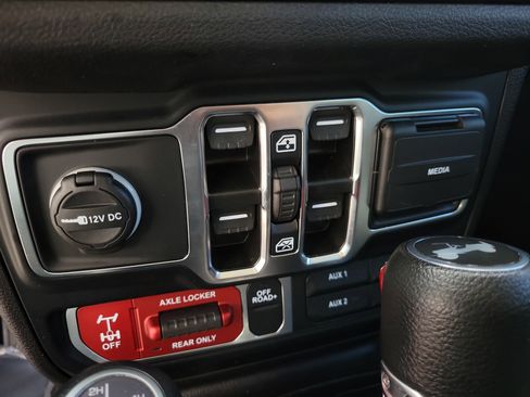 Used 2024 Jeep Wrangler Unlimited AWD/4WD image 19