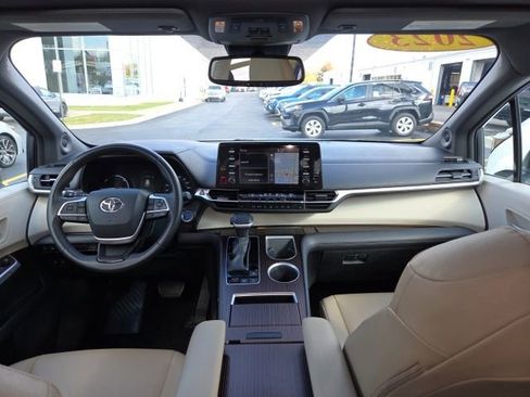 Used 2023 Toyota Sienna XLE image 23