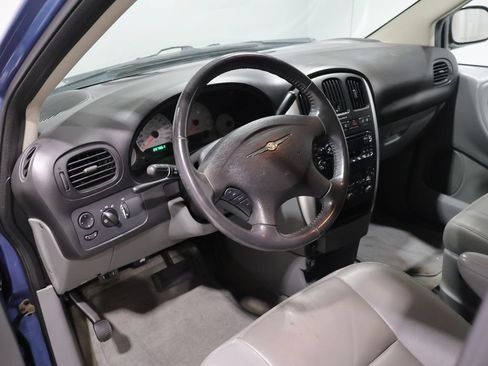 Used 2007 Chrysler Town & Country Touring w/ Leather Interior Group FWD image 16