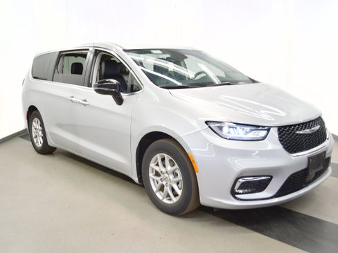 Used 2024 Chrysler Pacifica Touring-L image 2