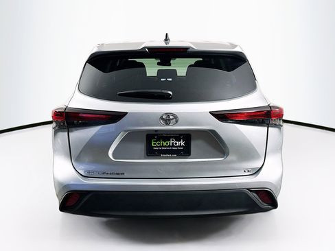 Used 2025 Toyota Highlander LE image 7