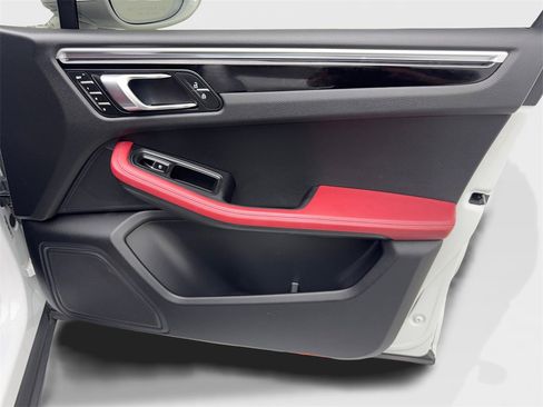 Used 2023 Porsche Macan Turbo image 47