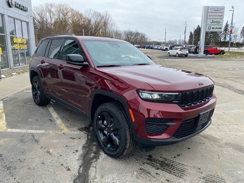 Used 2025 Jeep Grand Cherokee Altitude image 7