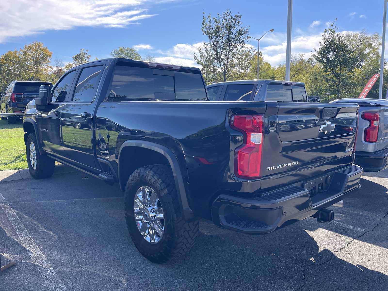Used 2024 Chevrolet Silverado 2500 ZR2 w/ Technology Package AWD/4WD image 3