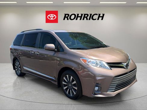 Used 2020 Toyota Sienna XLE Premium AWD/4WD image 4