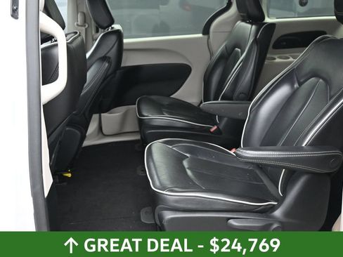 Used 2023 Chrysler Pacifica Limited FWD image 21