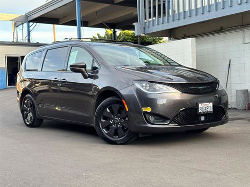 Used 2020 Chrysler Pacifica Limited w/ Advanced Safetytec Group image 2