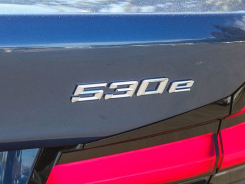 Used 2022 BMW 530e w/ Premium Package image 10