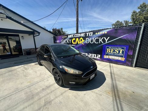 Used 2016 Ford Focus SE w/ Equipment Group 201A FWD image 2