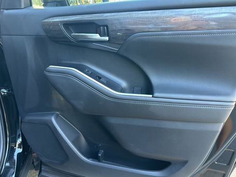 Used 2025 Toyota Highlander Platinum image 17