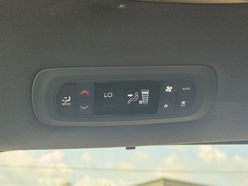 Used 2025 Chrysler Pacifica Select FWD image 34