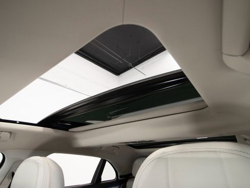 Used 2023 Bentley Flying Spur Azure image 38