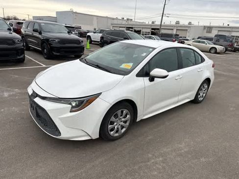 Used 2022 Toyota Corolla LE image 2