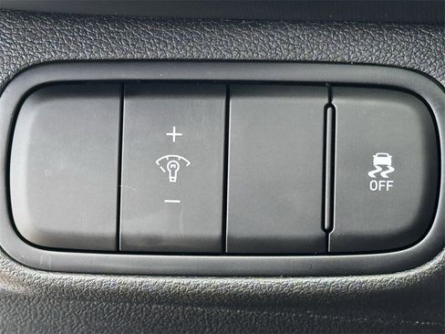 Used 2025 Hyundai Venue SEL image 19