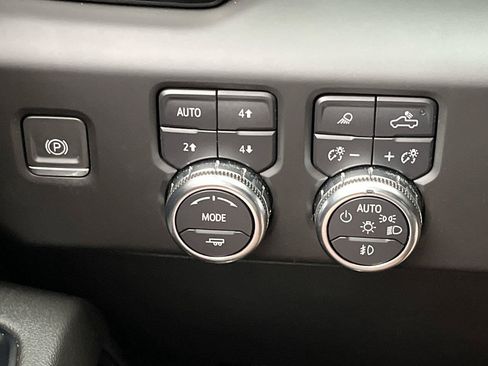 Used 2024 GMC Sierra 1500 AT4 w/ Technology Package AWD/4WD image 18