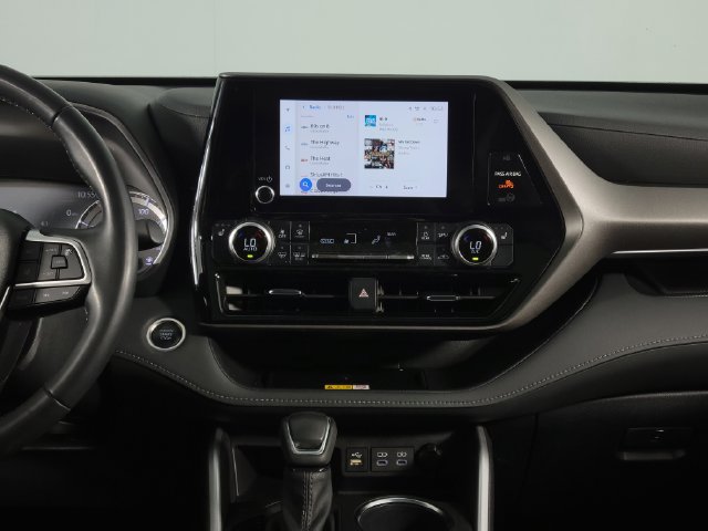 Used 2024 Toyota Highlander XLE FWD image 20