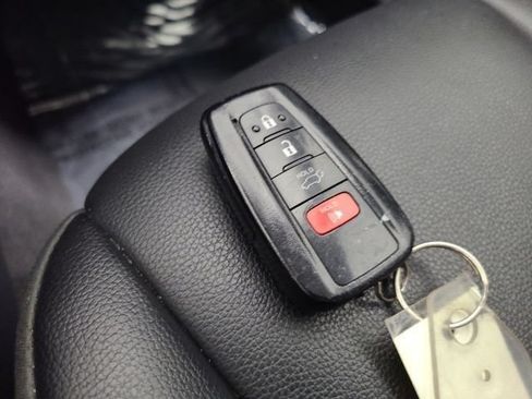 Used 2023 Toyota Highlander XLE AWD/4WD image 39