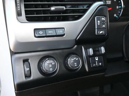 Used 2018 Chevrolet Suburban Premier AWD/4WD image 17