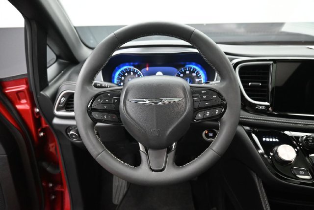 Used 2025 Chrysler Pacifica Limited FWD image 24