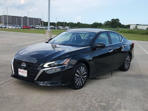 Used 2025 Nissan Altima 2.5 SV FWD image 9